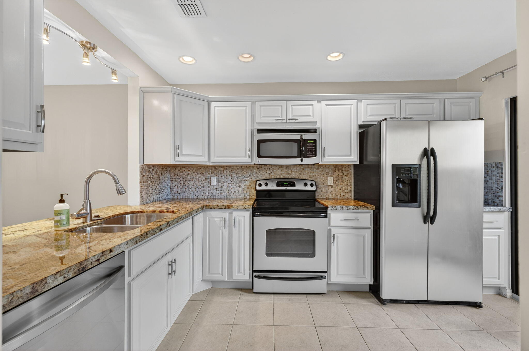 2140 Northeast 44th Street Lighthouse Point, FL 33064 - Photo 7 of 57 7-web-or-mls-7-print-DSC09899