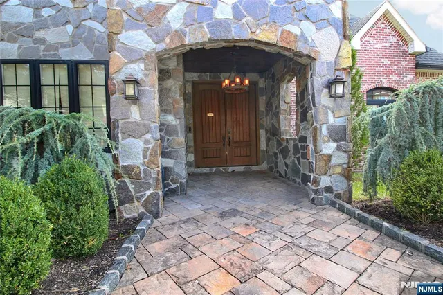 a view of entryway with a yard