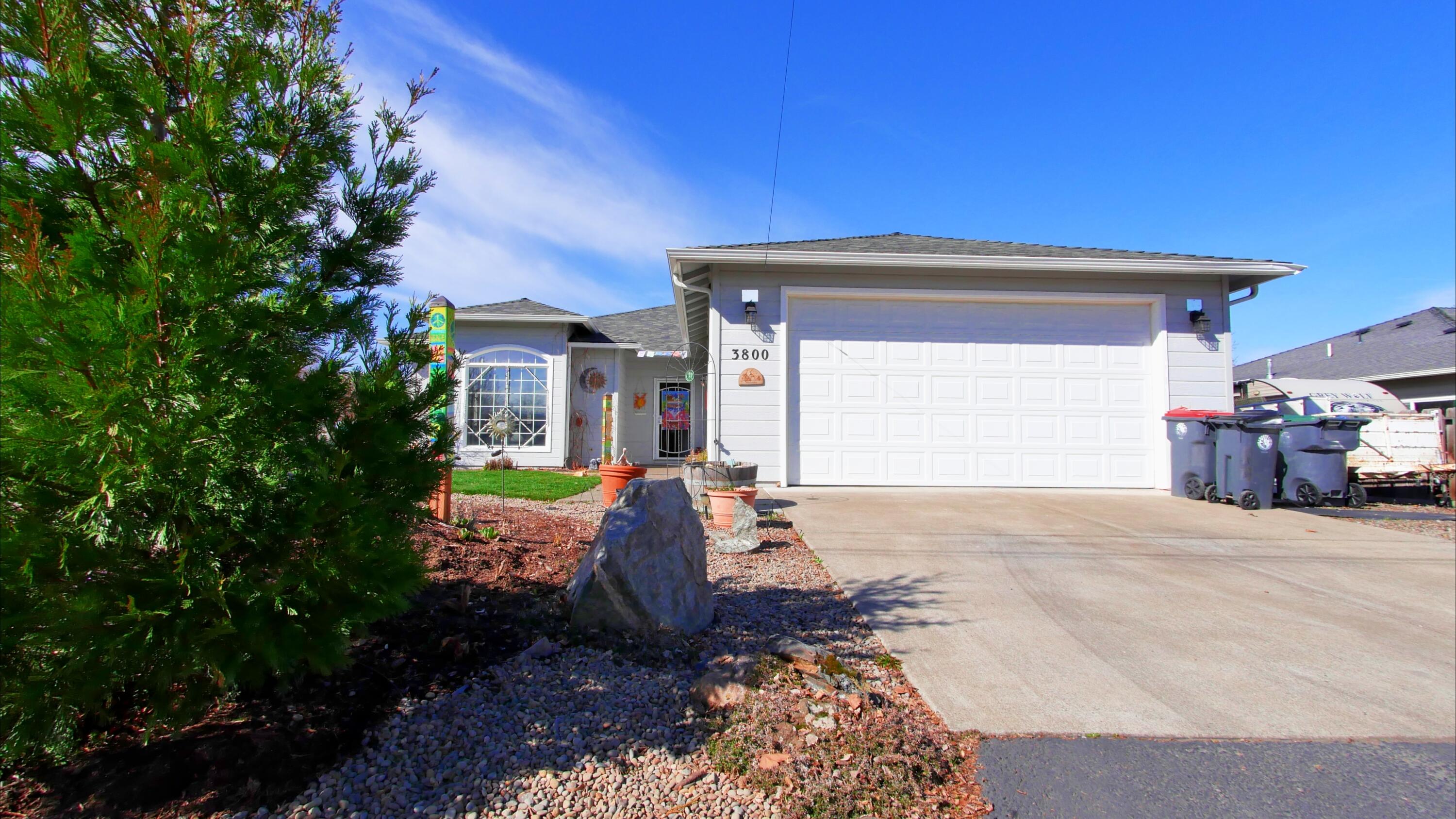 3800 Hilsinger Road Phoenix, OR 97535 - Photo 2 of 30 a front view of a house with a yard