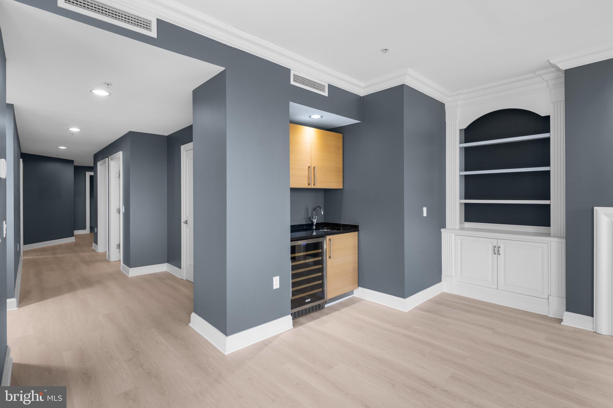 801 Key Highway, Unit P64 Baltimore, MD 21230 - Photo 6 of 52 Living Room Wet Bar