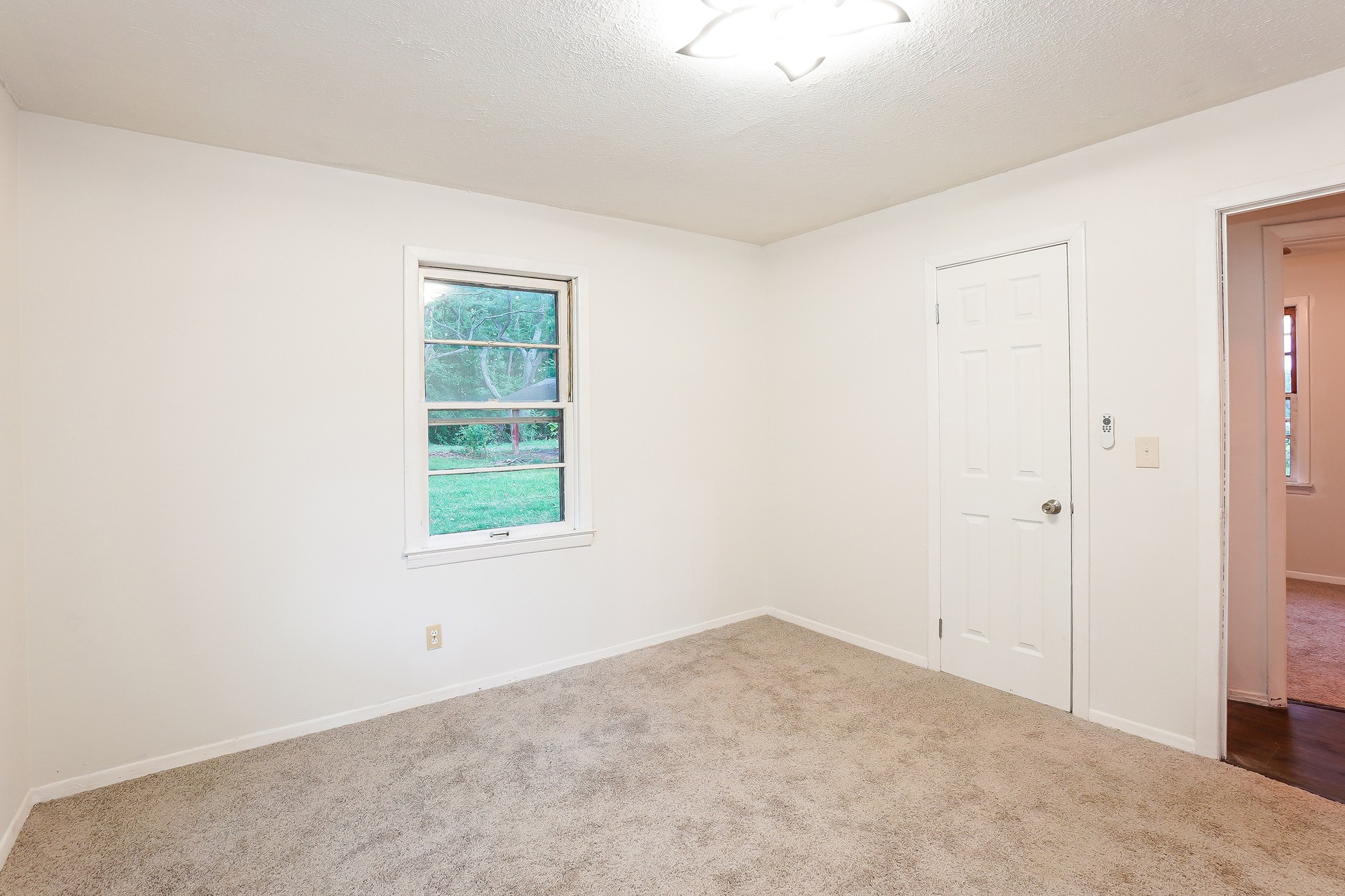 231 Foston Chapel Road Hopkinsville, KY 42240 - Photo 4 of 20 an empty room with a window