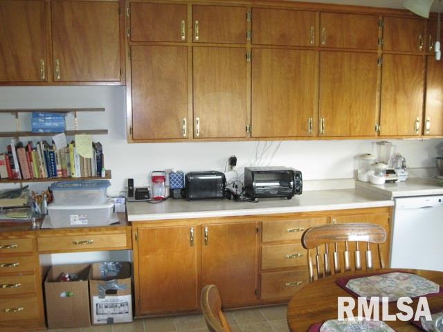605 West Stonegate Road Peoria, IL 61614 - Photo 4 of 14 Gallery Image 4