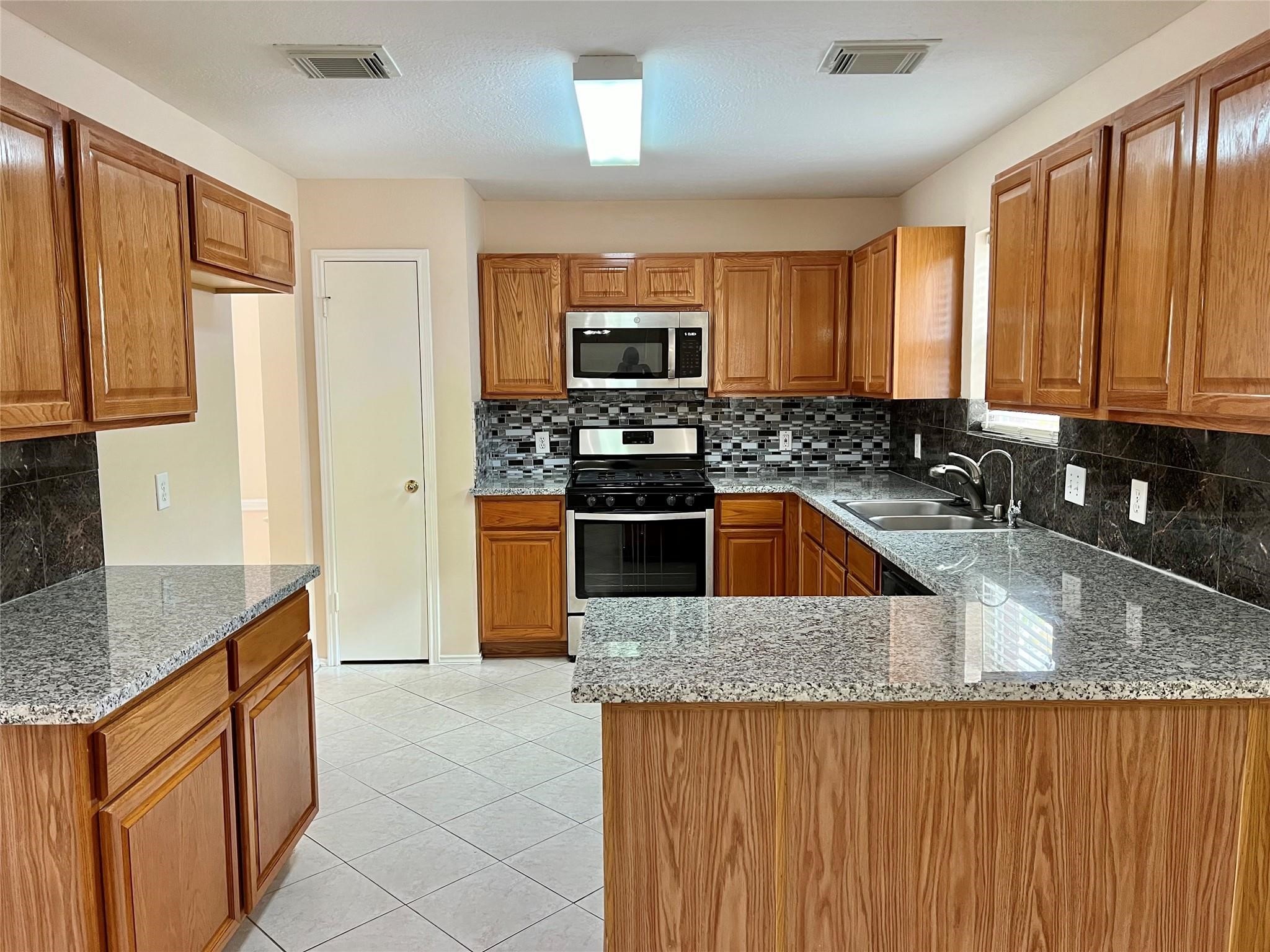 2211 Ruffian Lane Stafford, TX 77477 - Photo 10 of 25