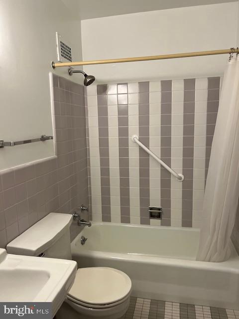 2475 Virginia Avenue Northwest, Unit 908 Washington, DC 20037 - Photo 20 of 24 Clasic bathroom with stylish tile accents.