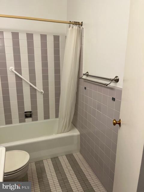 2475 Virginia Avenue Northwest, Unit 908 Washington, DC 20037 - Photo 21 of 24 Charming bathroom with original tile accents.