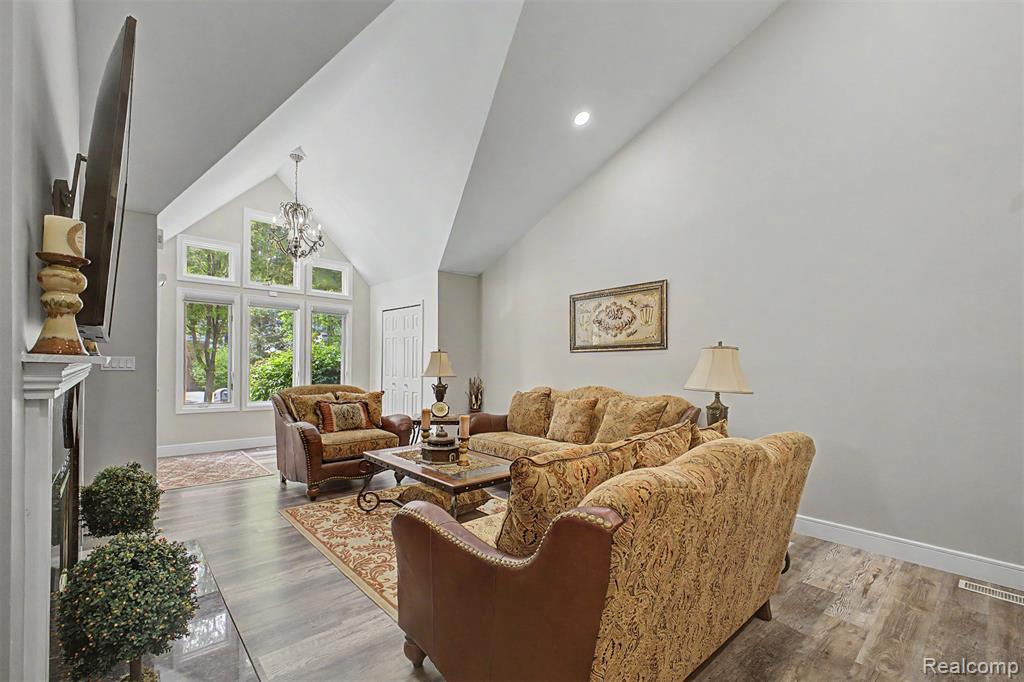 816 North Beech Daly Road Dearborn Heights, MI 48127 - Photo 8 of 47