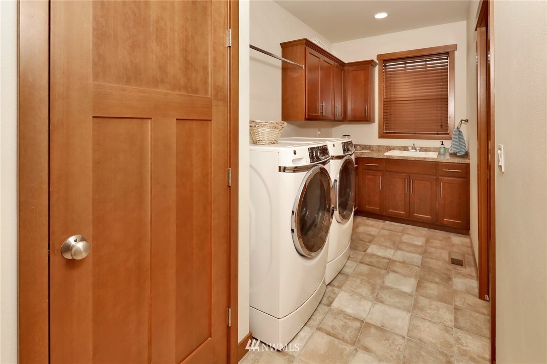 804 Red Maple Loop Everson, WA 98247 - Photo 29 of 40 a utility room with dryer and washer