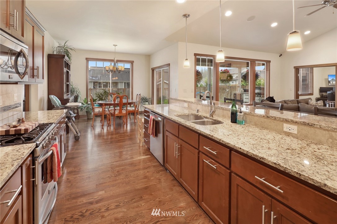 804 Red Maple Loop Everson, WA 98247 - Photo 10 of 40 a kitchen with lots of counter top space