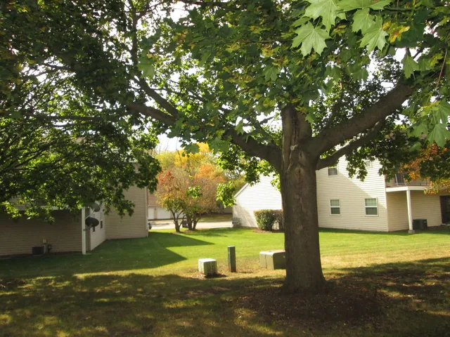 $1,900 | 557 East Shag Bark Lane, Unit H, Streamwood, IL 60107