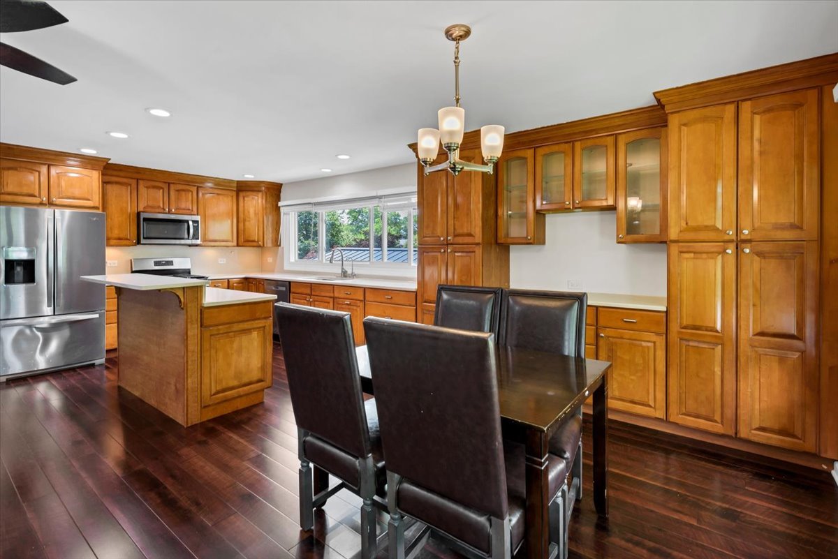 1820 Claremont Road Hoffman Estates, IL 60169 - Photo 8 of 33