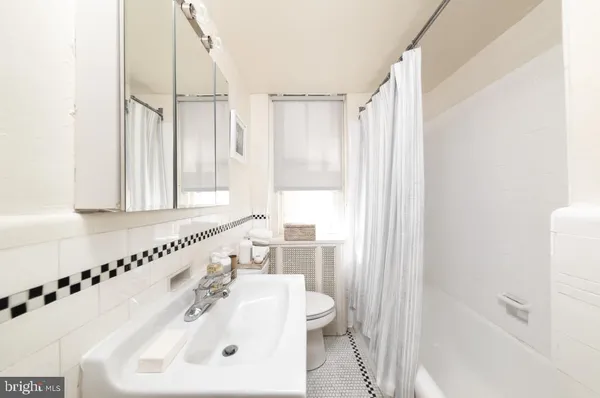 $1,010 | 2100-02 Walnut Street, Unit 2M, Philadelphia, PA 19103