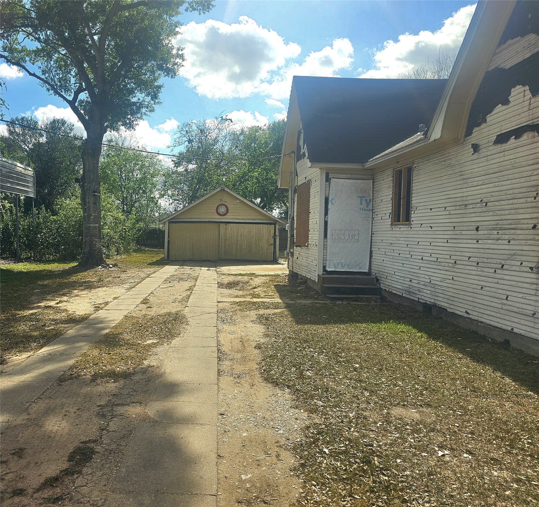 507 Merchant Street El Campo, TX 77437 - Photo 2 of 33 a front view of a house with garden