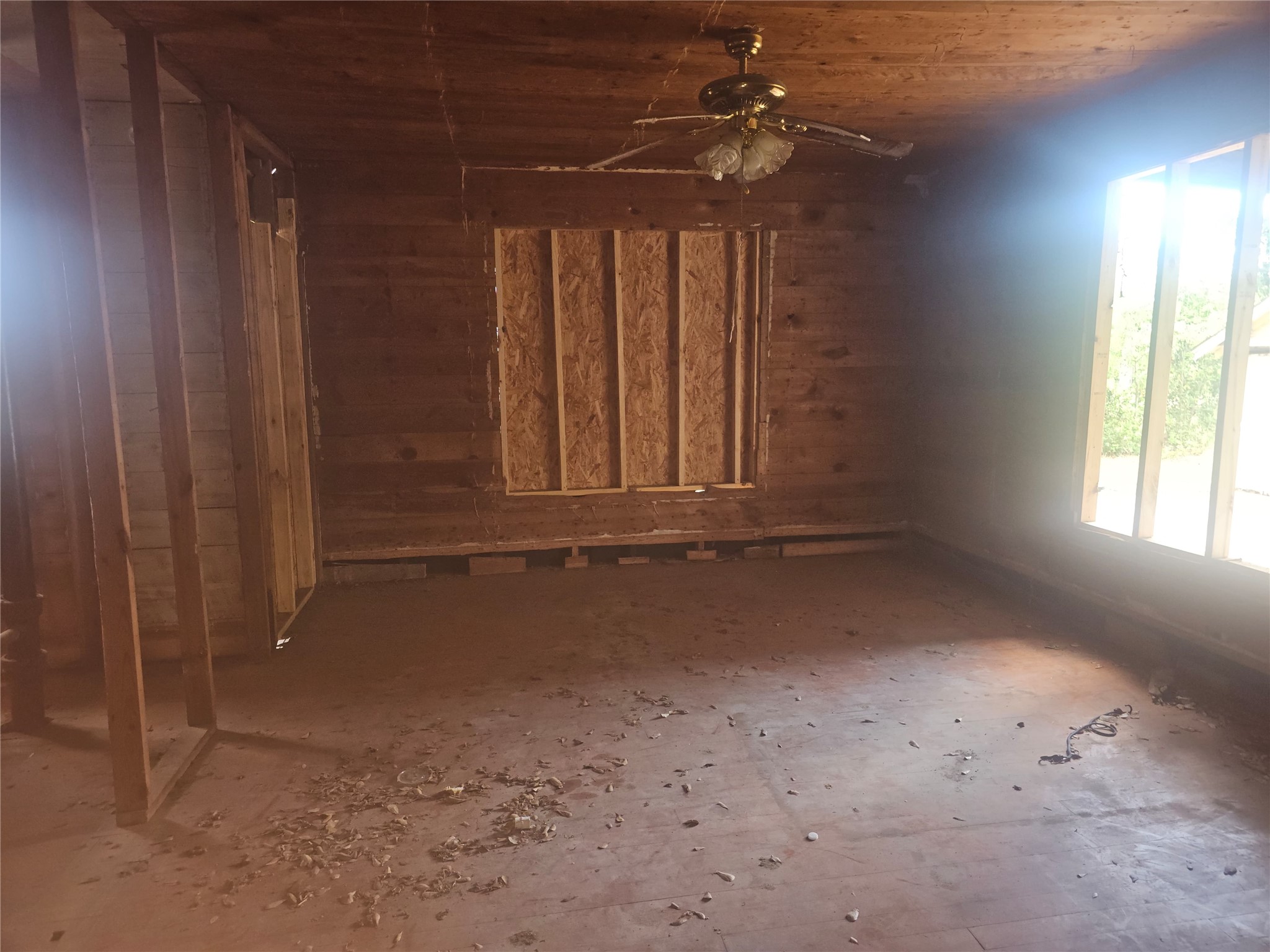 507 Merchant Street El Campo, TX 77437 - Photo 22 of 33 an empty room with windows