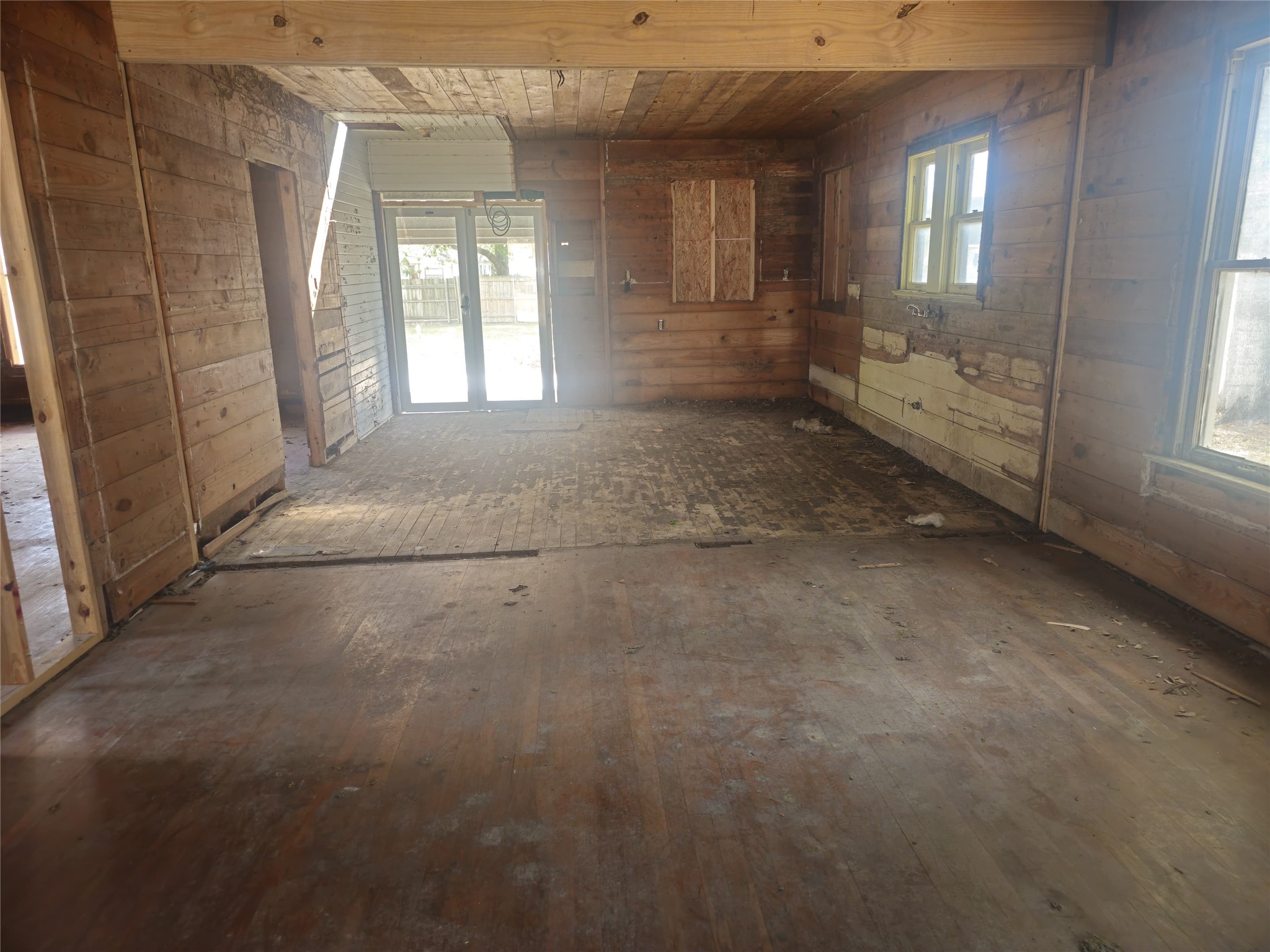 507 Merchant Street El Campo, TX 77437 - Photo 23 of 33 a view of empty room with windows