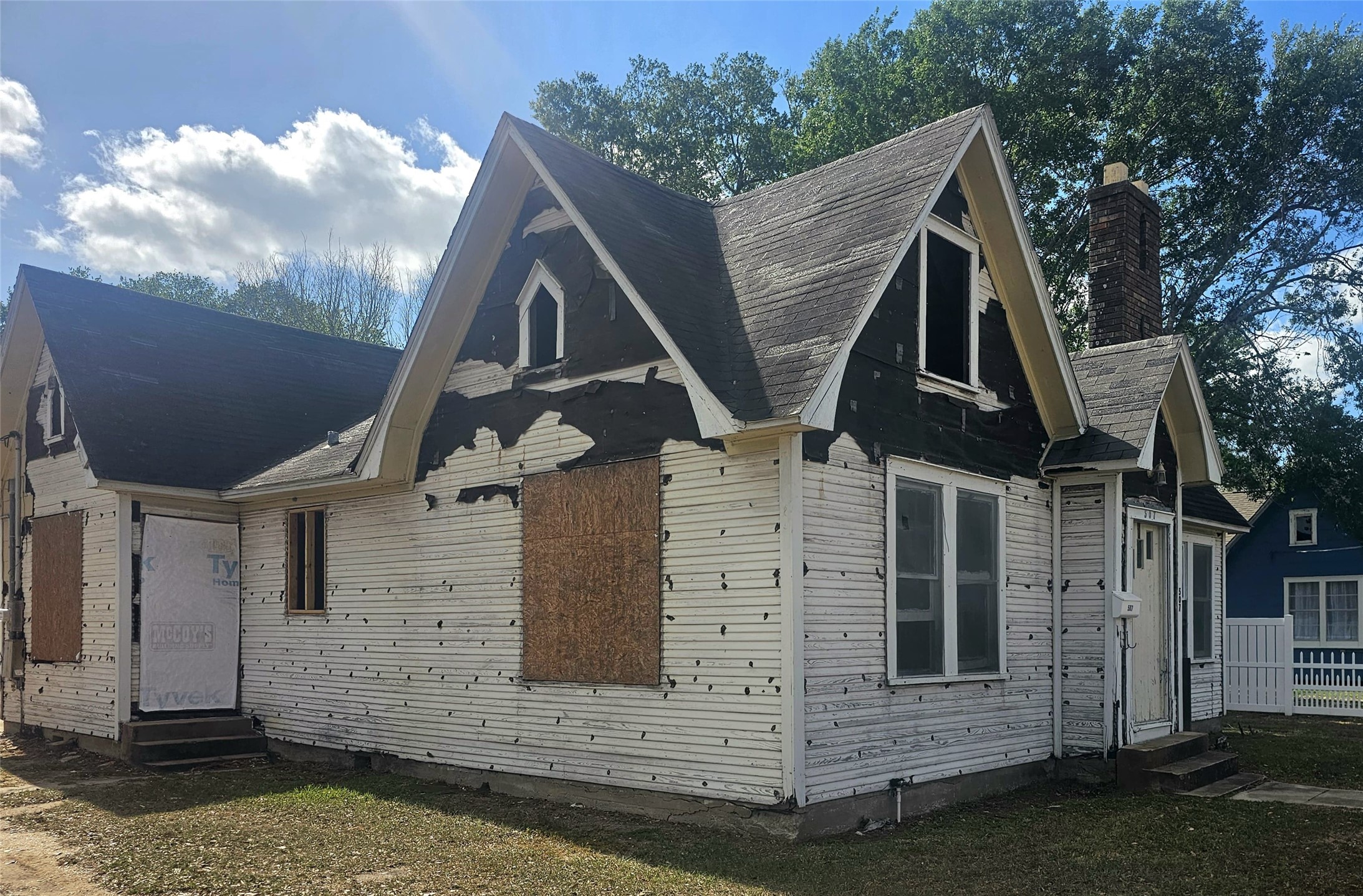 507 Merchant Street El Campo, TX 77437 - Photo 3 of 33 a front view of a house with a yard