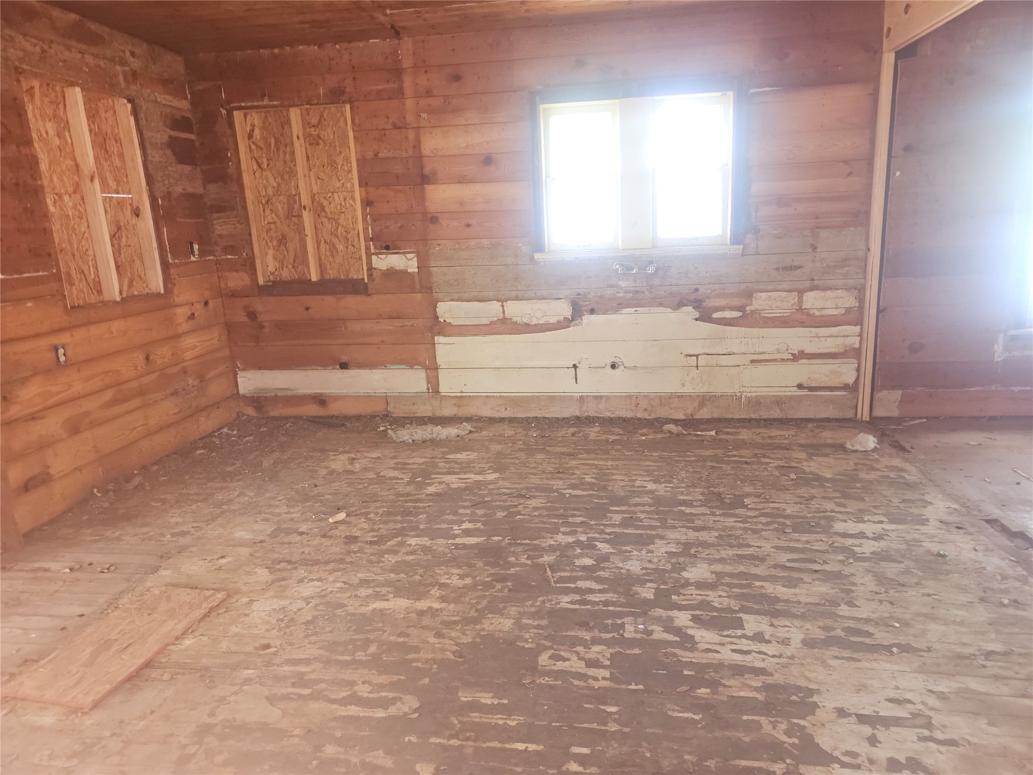 507 Merchant Street El Campo, TX 77437 - Photo 7 of 33 a view of empty room with window