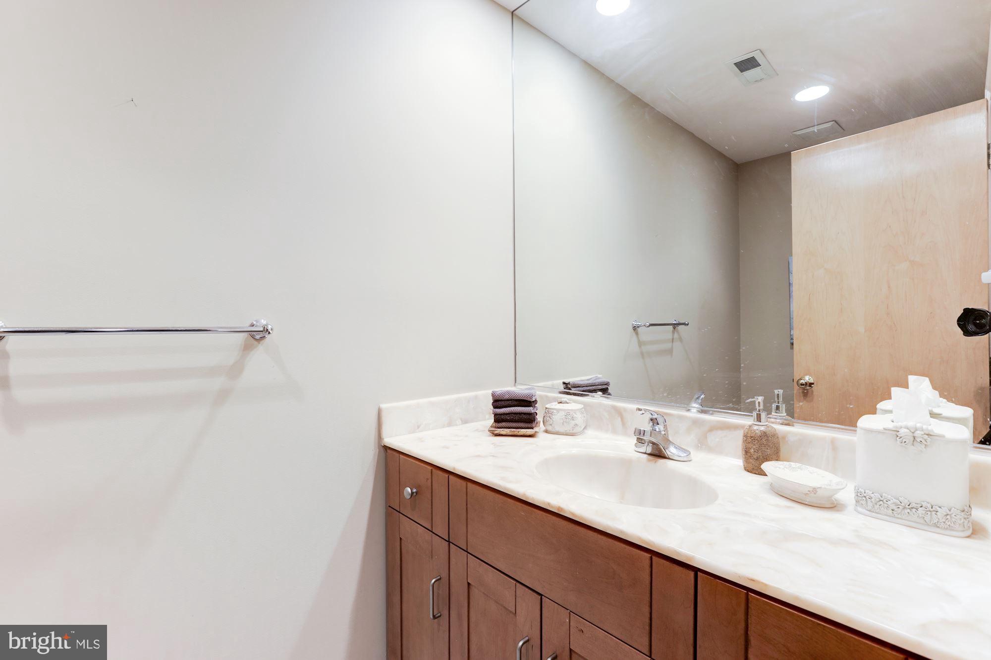 9809 Bentcross Drive Potomac, MD 20854 - Photo 17 of 64 Informal Powder Room