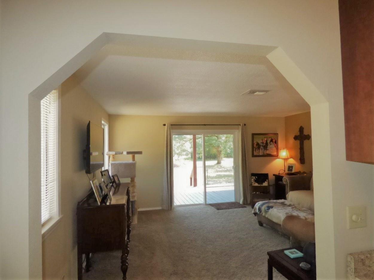 2104 Pine Grove Road Rogue River, OR 97537 - Photo 18 of 36 Family Room - Southern Oregon Country Li