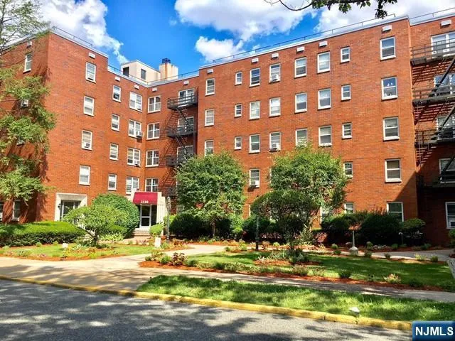 $1,900 | 2330 Linwood Avenue, Unit 2C, Fort Lee, NJ 07024