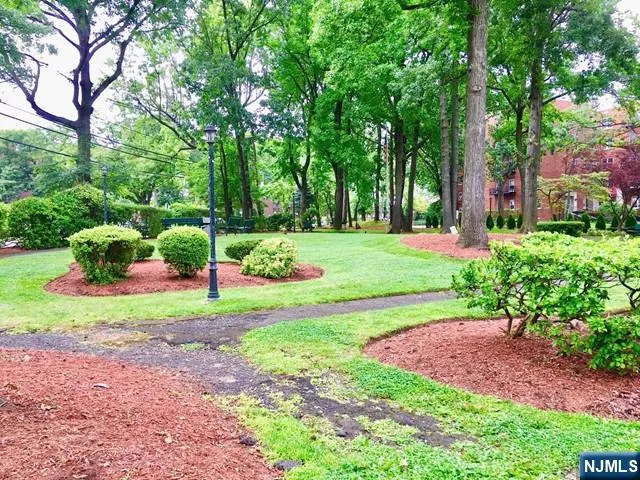 $1,900 | 2330 Linwood Avenue, Unit 2C, Fort Lee, NJ 07024