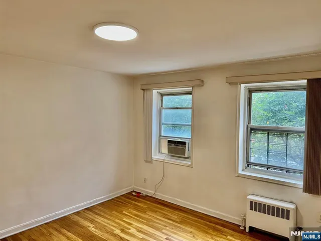 $1,900 | 2330 Linwood Avenue, Unit 2C, Fort Lee, NJ 07024