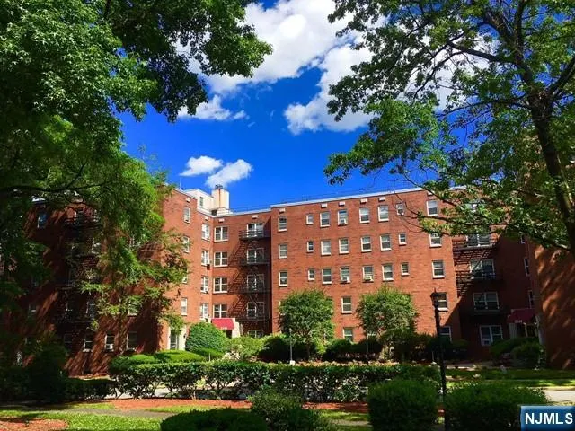 $1,900 | 2330 Linwood Avenue, Unit 2C, Fort Lee, NJ 07024