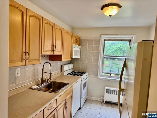$1,900 | 2330 Linwood Avenue, Unit 2C, Fort Lee, NJ 07024