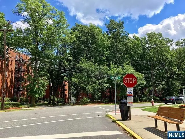 $1,900 | 2330 Linwood Avenue, Unit 2C, Fort Lee, NJ 07024