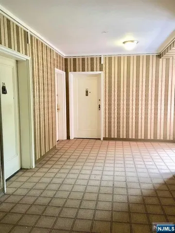 $1,900 | 2330 Linwood Avenue, Unit 2C, Fort Lee, NJ 07024