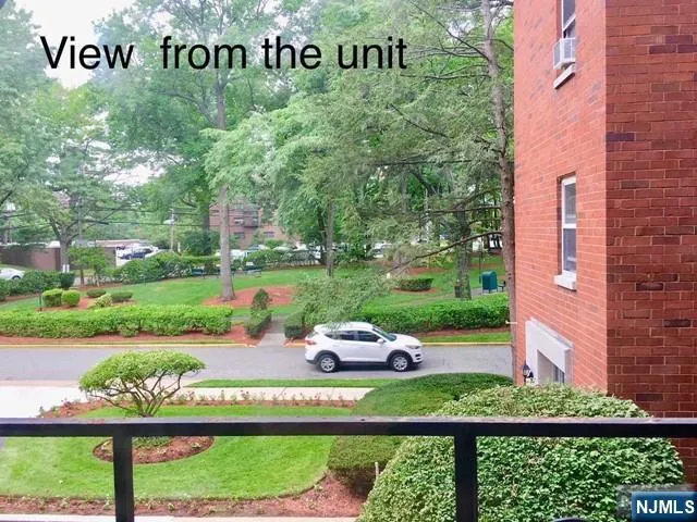 $1,900 | 2330 Linwood Avenue, Unit 2C, Fort Lee, NJ 07024