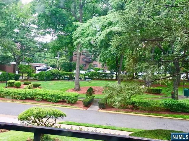 $1,900 | 2330 Linwood Avenue, Unit 2C, Fort Lee, NJ 07024