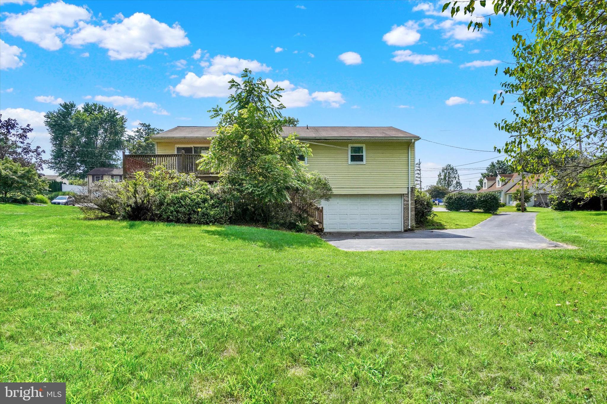 2700 Thornbridge Road East York, PA 17408 - Photo 16 of 18 a front view of a house with garden