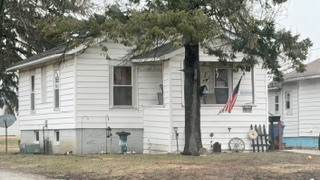 716 West Main Street Hoopeston, IL 60942 - Photo 1 of 3 a front view of a house with a tree