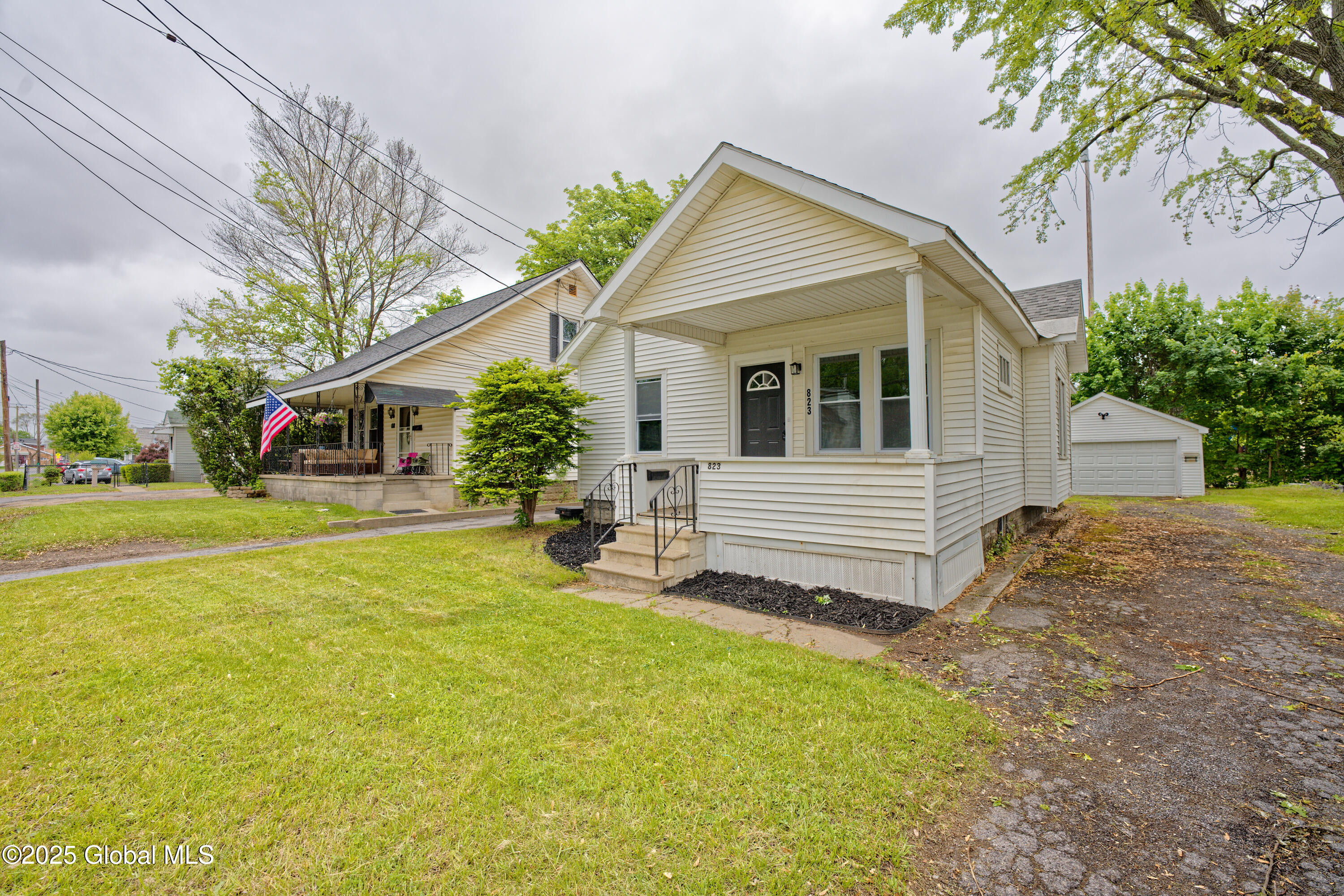 823 Curry Road Rotterdam, NY 12306 - Photo 3 of 25 0 Front 3