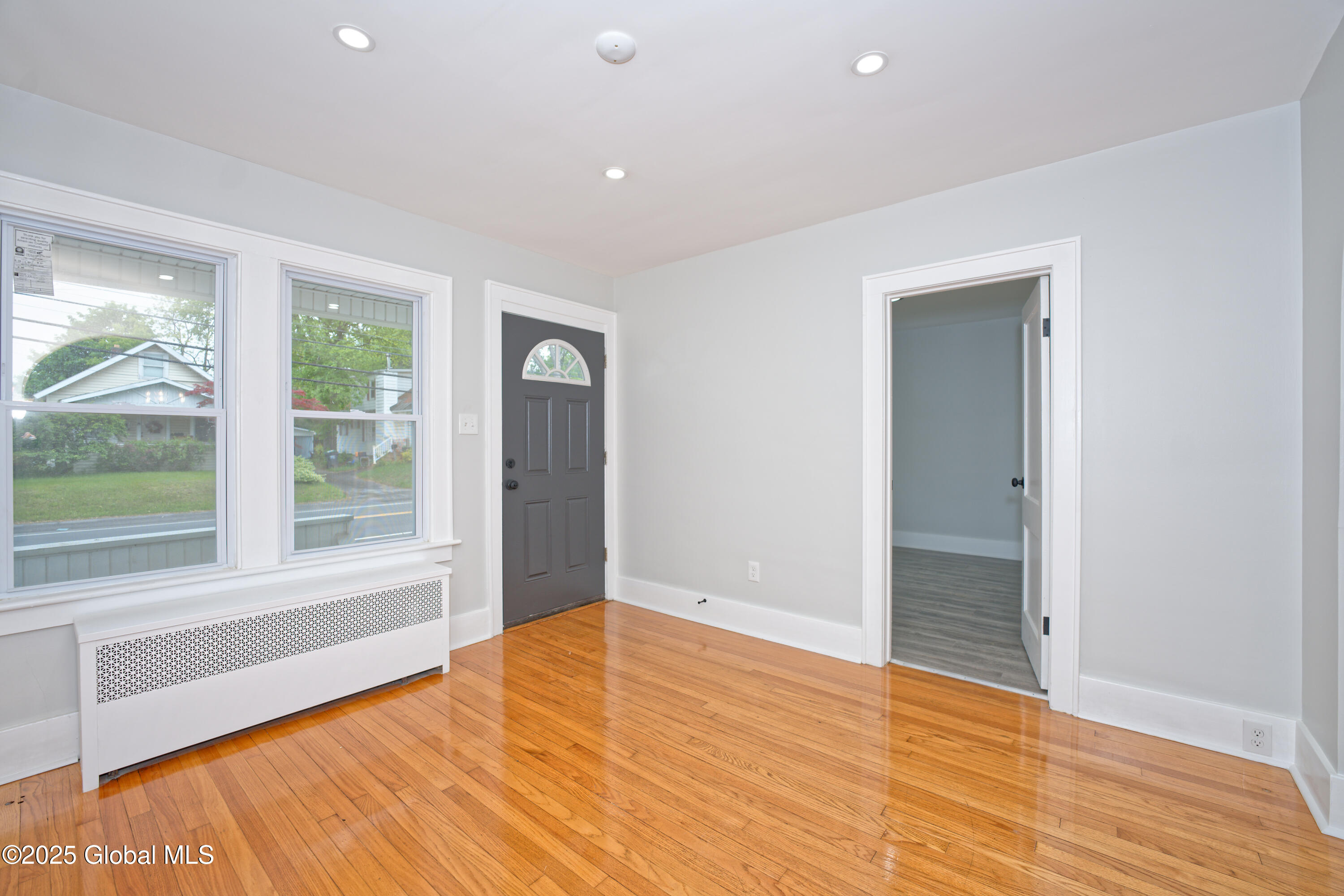 823 Curry Road Rotterdam, NY 12306 - Photo 5 of 25 1 Livingroom 1