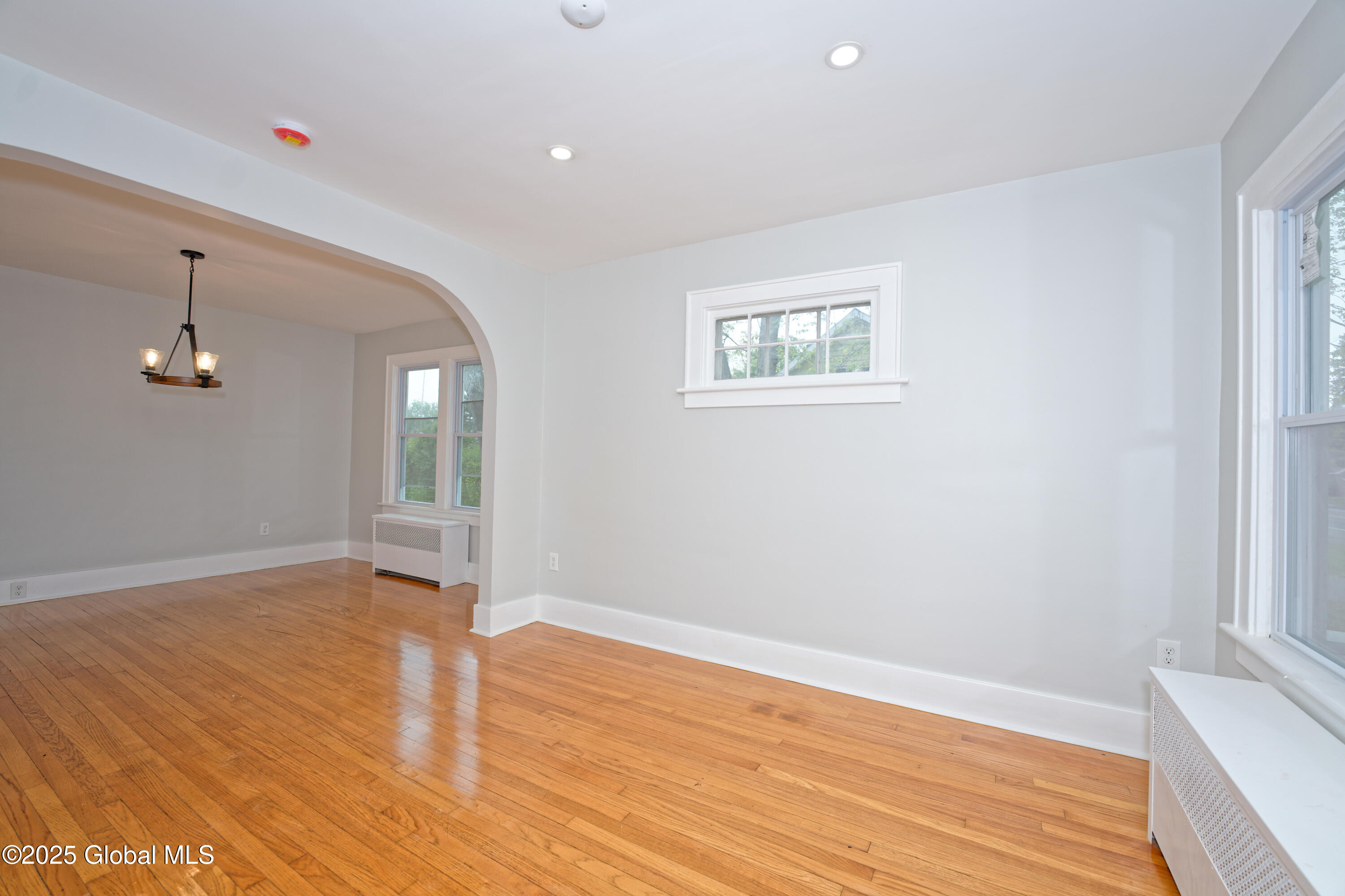 823 Curry Road Rotterdam, NY 12306 - Photo 6 of 25 1 Livingroom 2