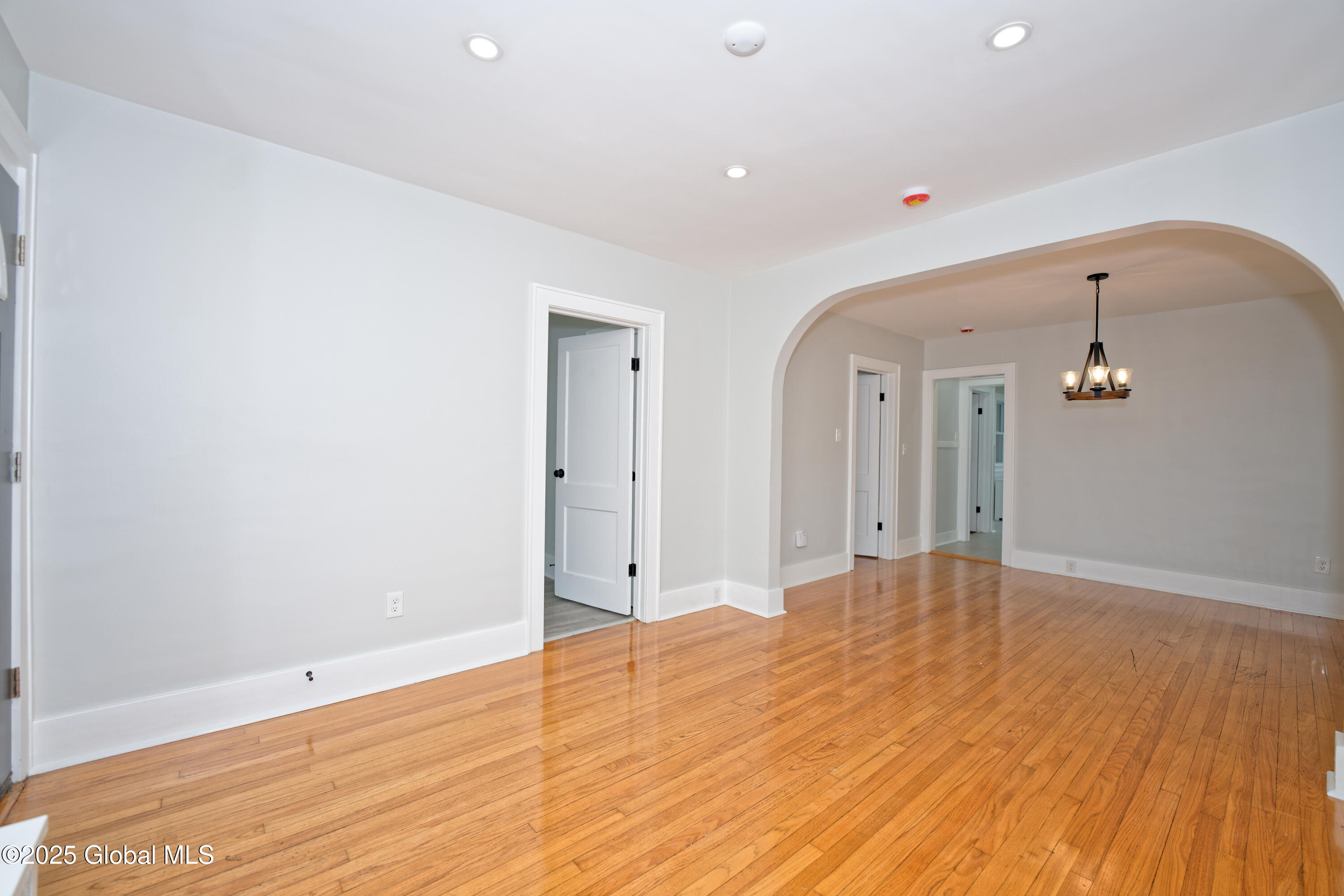 823 Curry Road Rotterdam, NY 12306 - Photo 7 of 25 1 Livingroom 3