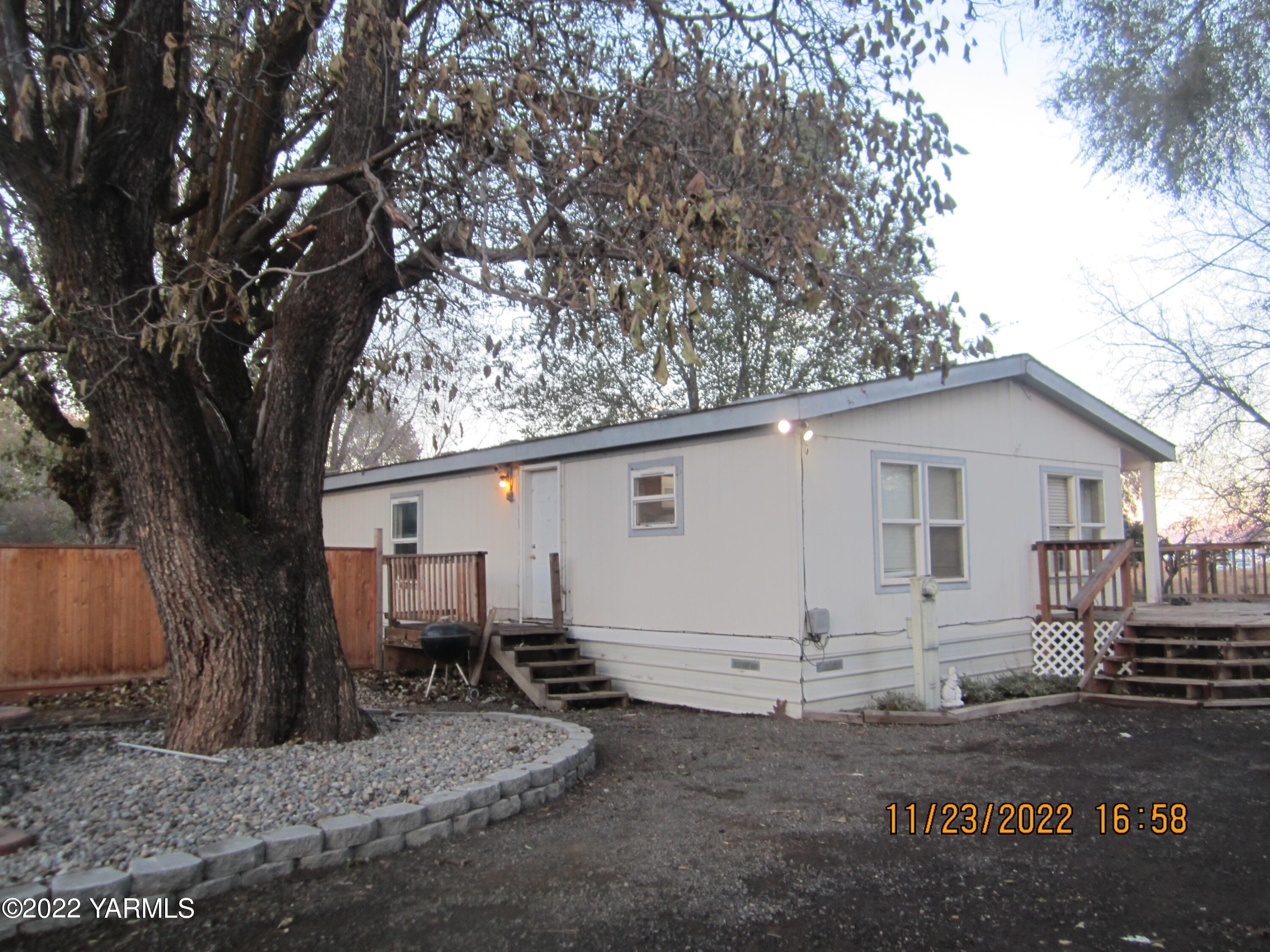 a view of a house with backyard