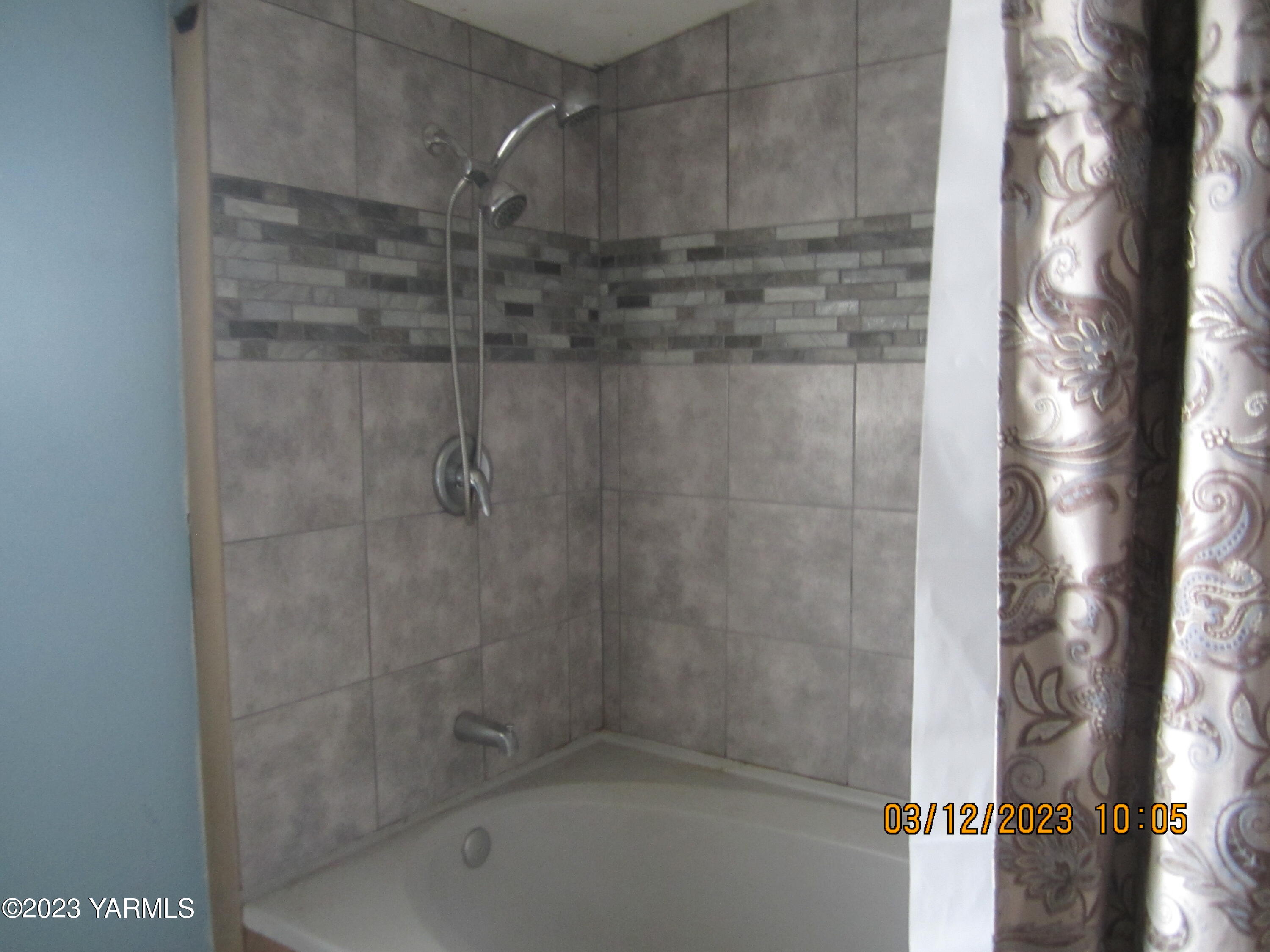 2833 Wiley Road Yakima, WA 98903 - Photo 14 of 17 a bathroom with a shower