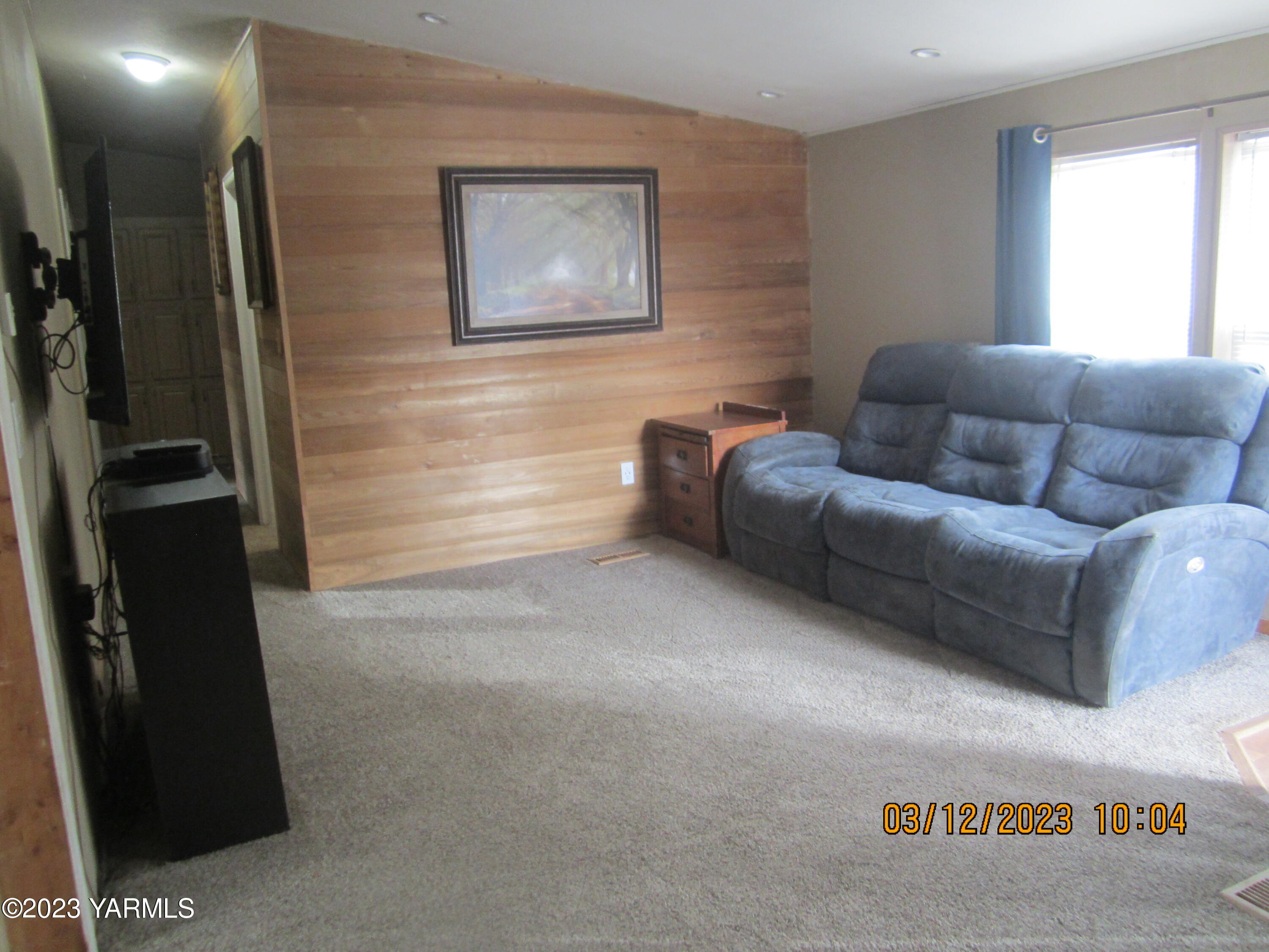 2833 Wiley Road Yakima, WA 98903 - Photo 3 of 17 a living room with furniture and a window