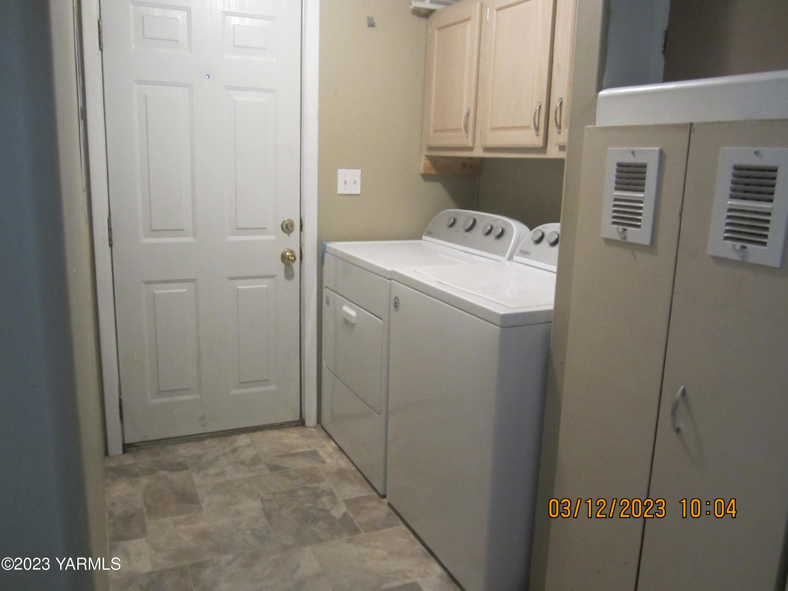 2833 Wiley Road Yakima, WA 98903 - Photo 4 of 17 a utility room with dryer and washer