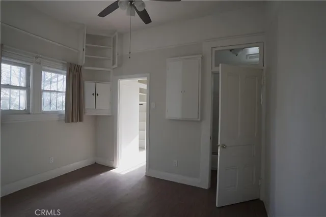 a view of a house with backyard and garden