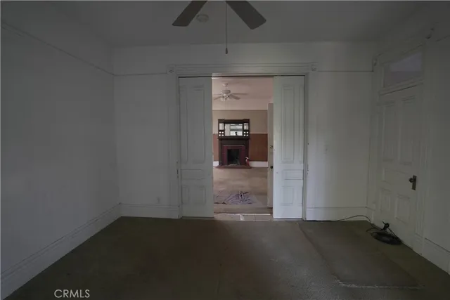 a view of empty room with window