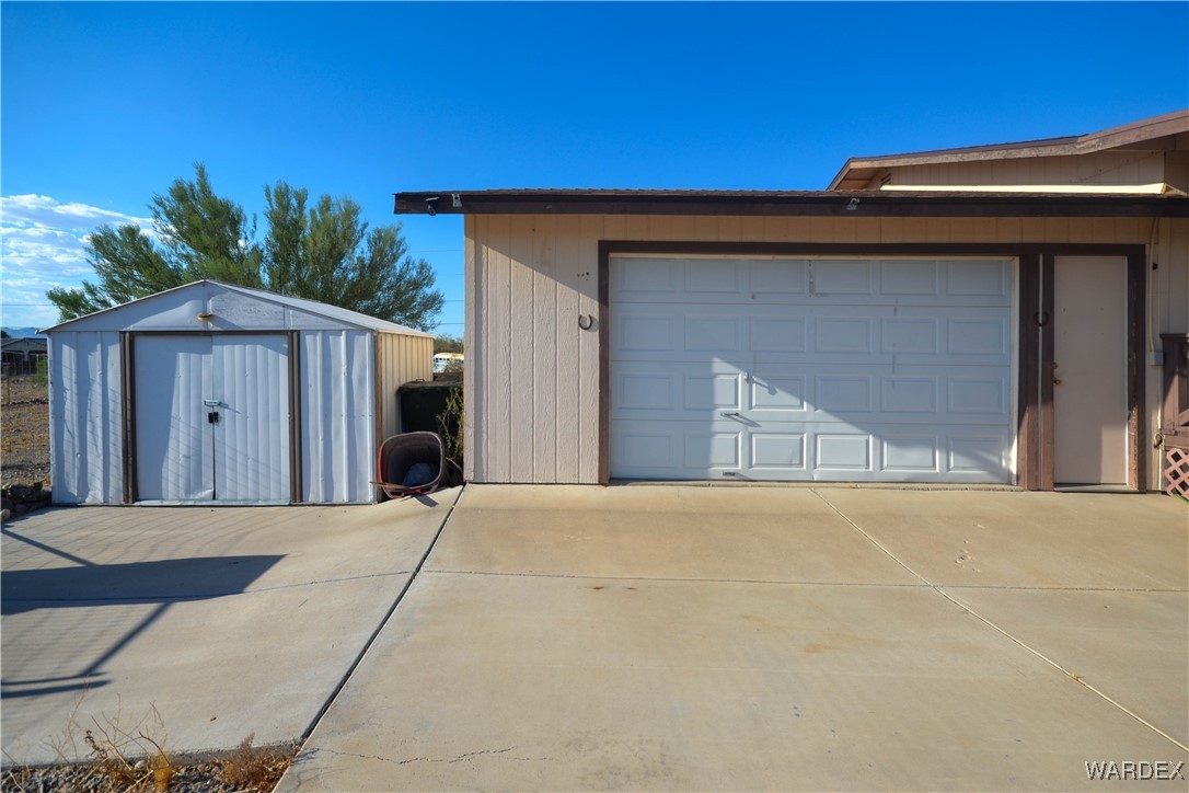 2425 View Point Road Fort Mohave, AZ 86426 - Photo 27 of 29 Garage
