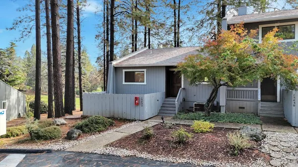 a view of a house with backyard and garden