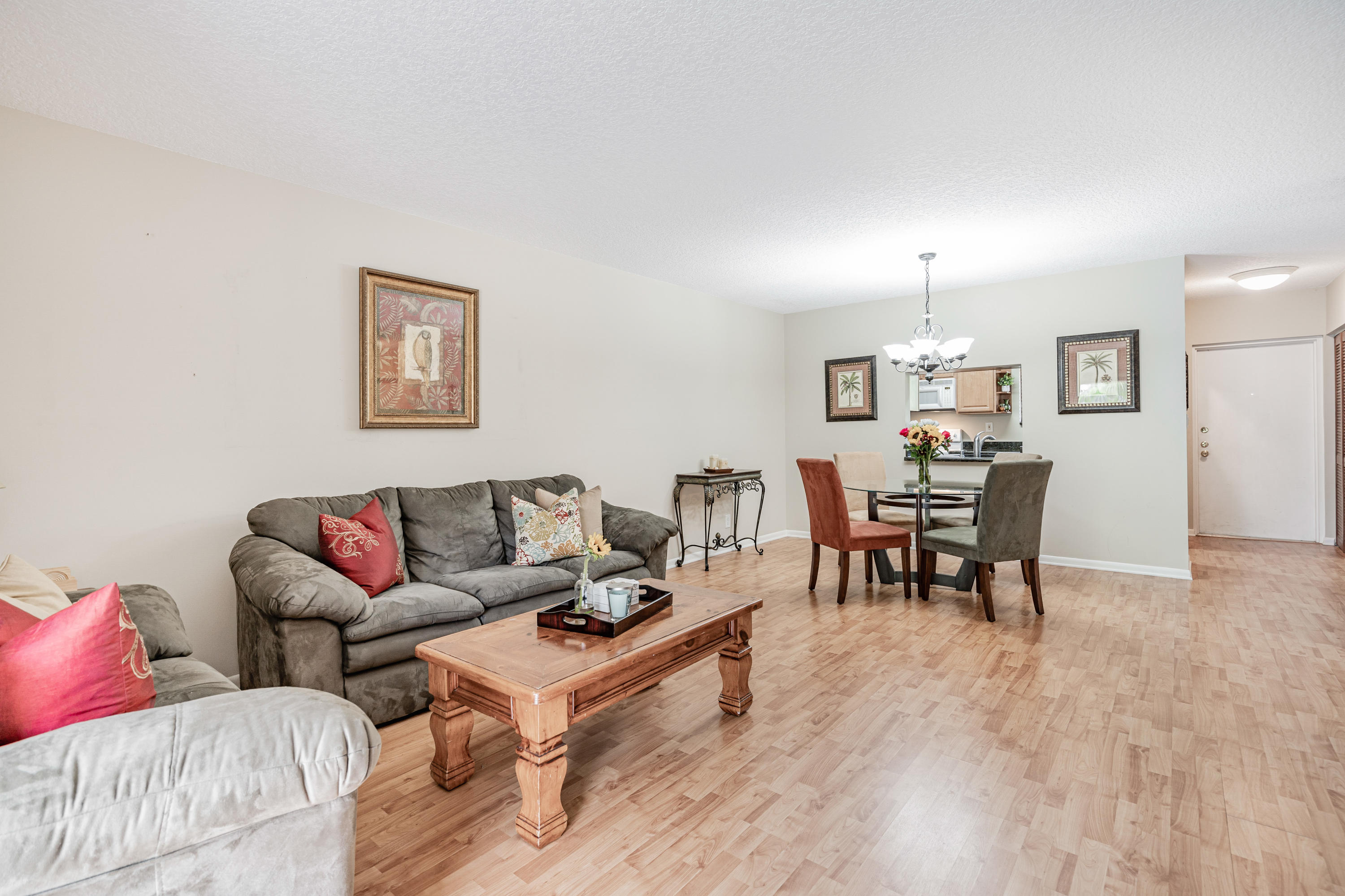 918 Southwest 9th St Circle, Unit 201 Boca Raton, FL 33486 - Photo 4 of 27 Living room