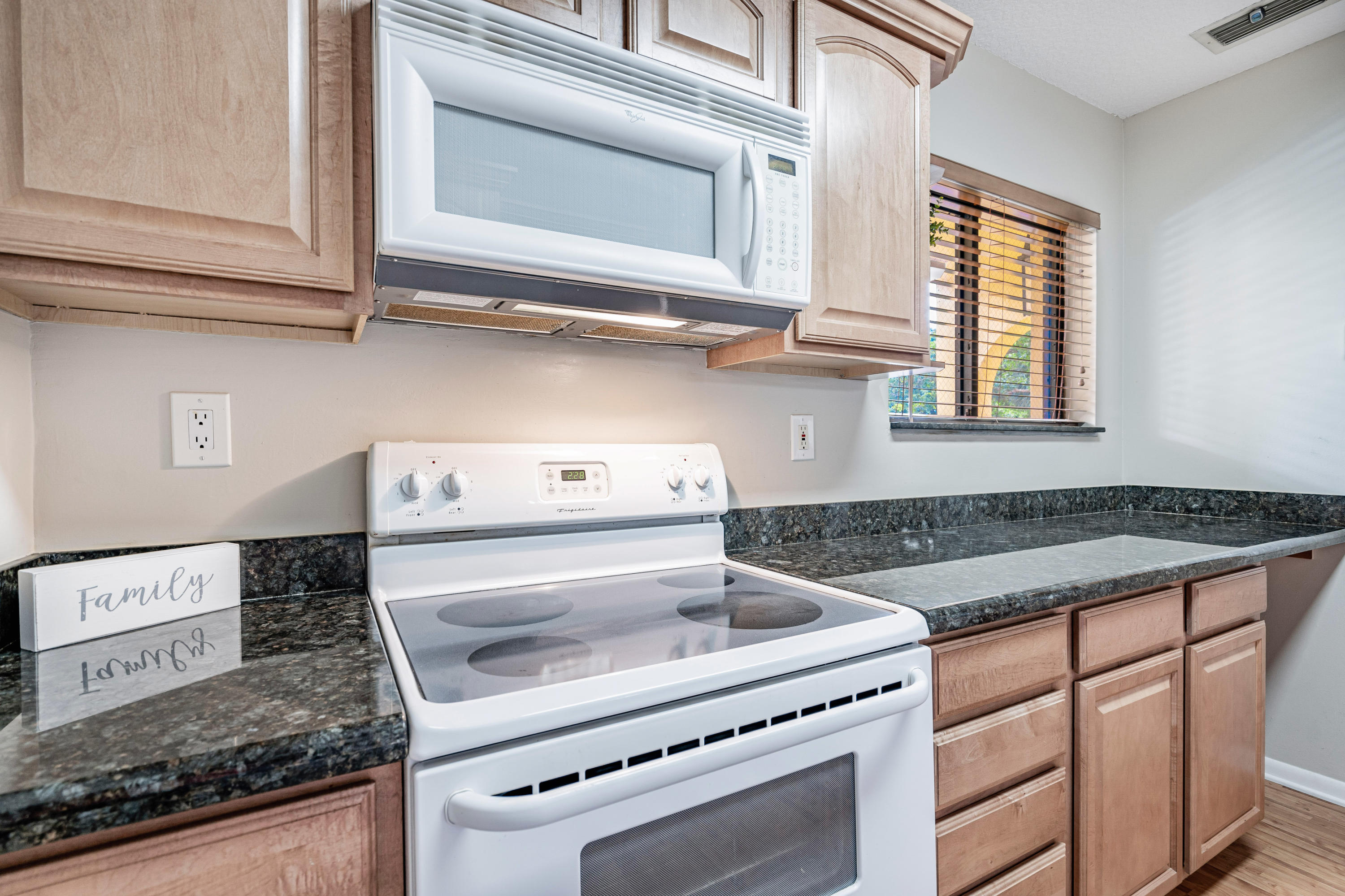 918 Southwest 9th St Circle, Unit 201 Boca Raton, FL 33486 - Photo 8 of 27 Kitchen