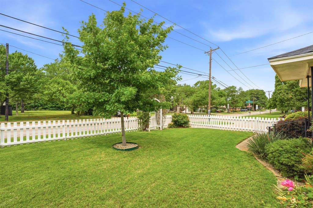 9380 North County Road Frisco, TX 75033 - Photo 8 of 40 picket fenced front yard