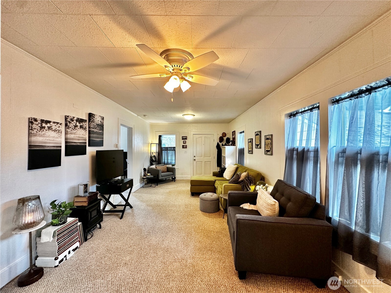 303 South Buckner Street Centralia, WA 98531 - Photo 11 of 33 a living room with furniture a ceiling fan and a rug