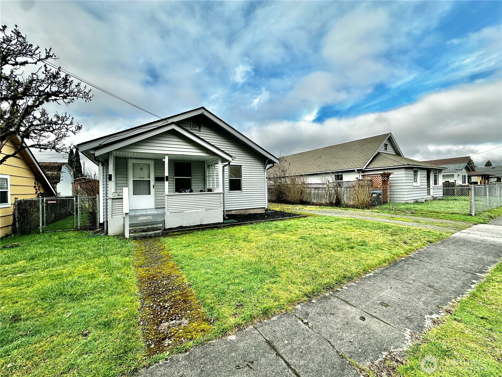 303 South Buckner Street Centralia, WA 98531 - Photo 2 of 33 a front view of a house with a garden and trees